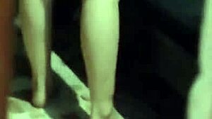 espiando a la zorra de mi hermanastra me descubre y la muy puta me pide que la folle en cuatro