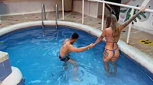 follando con extra�a en la piscina del hotel mientras su novio descansa en su habitaci�n