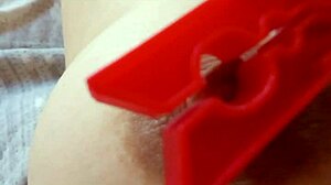 gretala - si pizzica il capezzolo