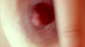 gretala - si pizzica il capezzolo