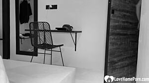 Иска ли руската приятелка с голям задник дълбоко чукане?