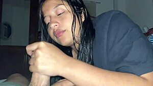 MI HERMANASTRA ME VISITA POR LA NOCHE Y ME DA UNOS RICOS SENTONES