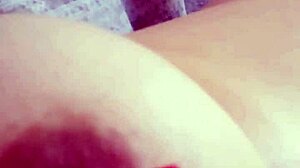 gretala - si pizzica il capezzolo