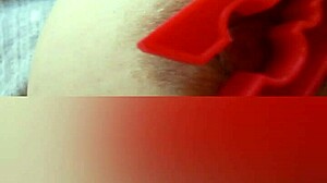 gretala - si pizzica il capezzolo