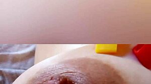 gretala - si pizzica il capezzolo