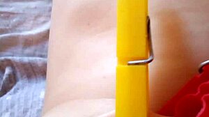 gretala - si pizzica il capezzolo