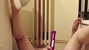 2024 08 27 esclave f mange a la gamelle