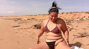 Latina morena de culo grande esta muy cachonda y termina masturbandose en la playa arena y sol