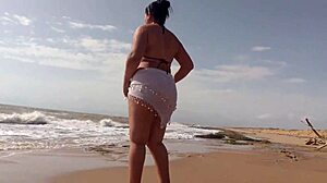 Latina morena de culo grande esta muy cachonda y termina masturbandose en la playa arena y sol