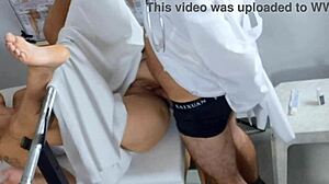 o barato saiu caro novinha foi ao ginecologista e doutor fudeu sua bucetinha