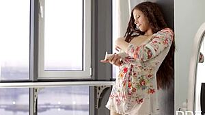 Mlada ruska rjava punca Peach masturbira svojo obrito pičko in majhne 18+ joške