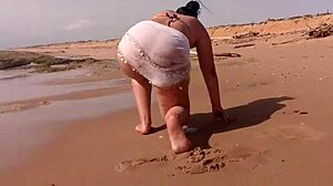 Latina morena de culo grande esta muy cachonda y termina masturbandose en la playa arena y sol
