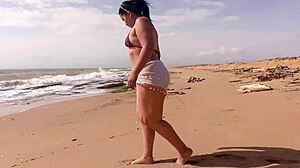 Latina morena de culo grande esta muy cachonda y termina masturbandose en la playa arena y sol