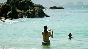 regina blandón pezón en como novio de pueblo 2019 bikini tits scene