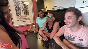 Índia Brasileira Dando O Cu Numa Suruba Com A Participação Do Namorado Corno