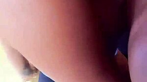 advogada asiática trabalhando com seu novo estagiário em um encontro ao ar livre