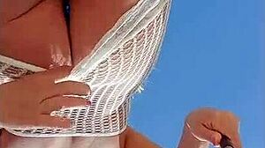 아름다운 블론드가 투명 드레스 야외에서 큰 가슴 엉덩이 드러내