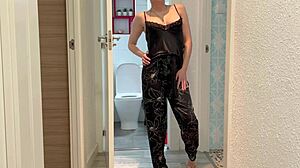 Masturbacion en la ducha termino en orgasmo enorme ducha erotica con lluvia dorada