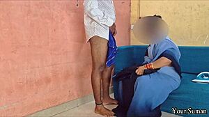 Stedmor hjælper dristigt søn med intens blæsning og doggystyle udløsning før han går på kontor i hjemmelavet indisk scene