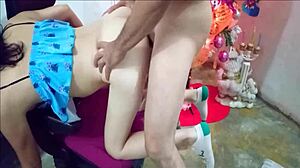 el hijastro se sorprende con el regalo cachondo de la madrastra