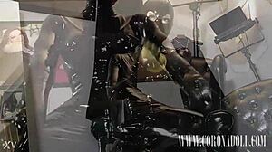 Selv-Bondage I Latex Catsuit Med Gasmaske