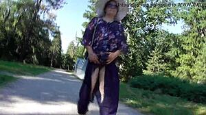 Chlupatá zralá ukazuje tlustou kundičku v parku pod sukní.