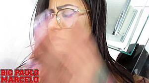 nerd entrou no banheiro errado e comeu uma gostosa