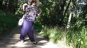 Волосатая зрелая показывает пухлую киску в публичном парке под юбкой.