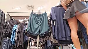 Loira super gostosa slams her tight ass with toys in shopping fitting room.