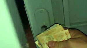 Peguei A Empregadinha Sem Camizeta Na Sala Com Calor Ofereci Grana Ela Me Deu Seu Popo