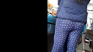 Voyeur spying on culo en las quesadillas!