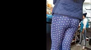 Voyeur spying on culo en las quesadillas!