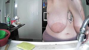 Vasker opp med puppene ute, vil du være med?