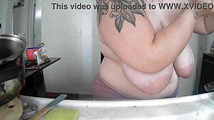 Doing the dishes with my boobies out, wanna join?