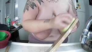 Doing the dishes with my boobies out, wanna join?