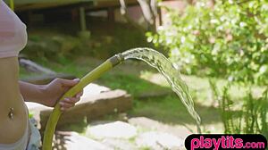 Stor røv kurvet schweizisk milf stripper i haven og viser kurverne