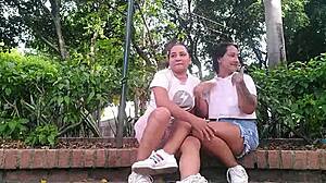 hoy par de cachondas lesbianas quisieron ser mas atrevidas y fueron a masturbarse los co�os en parque publico