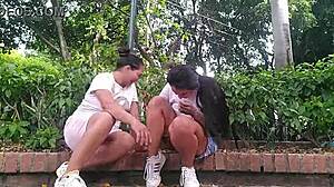 hoy par de cachondas lesbianas quisieron ser mas atrevidas y fueron a masturbarse los co�os en parque publico