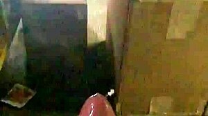 Å runke på jobb føles så risikabelt