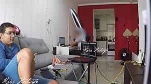 Isteri mendedahkan bikini lutsinar untuk teknisi cuckold suami