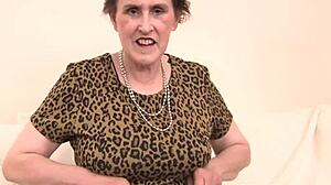 Britanska amaterska baba u donjem vešu isprobava novi opuštajući aksesoar.