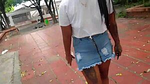 hoy par de cachondas lesbianas quisieron ser mas atrevidas y fueron a masturbarse los co�os en parque publico