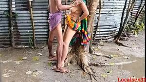 جنس عنيف لبودي البنغالية في المطر الخارجي مع وضع الكلب والزب