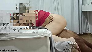 vizinha gostosa diz 'eu sou uma santa' enquanto leva pau grande