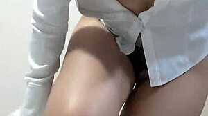 Morrita mexicana pierde una apuesta y me envia su pack con su uniforme escolar que rico se toca y gime 18 a�os inocente