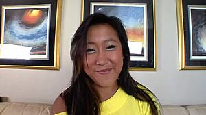 Maman Asiatique Suce une Grosse Bite ?