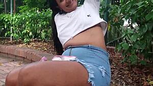 hoy par de cachondas lesbianas quisieron ser mas atrevidas y fueron a masturbarse los co�os en parque publico