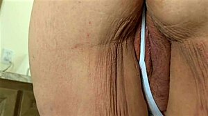 Велике сисарке собарица чисти и тушира се