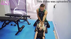 Me gusta ver como el entrenador se folla a nuestra amiga en el gym