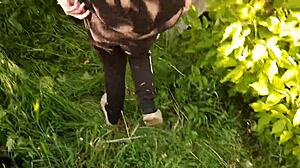 Jeg pisser på et offentligt sted i naturen og onanerer så min fisse til orgasme - Lesbian Illusion Girls